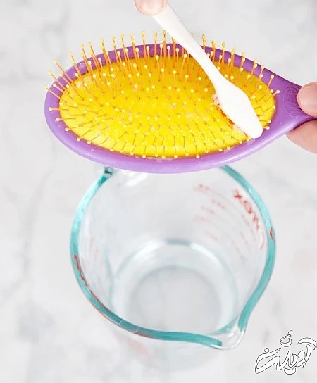 آموزش تمیز کردن برس مو با مسواک قدیمی نحوه ی تمیز کردن وسایل با مسواک کهنه, روش تمیز کردن وسایل با مسواک قدیمی, کاربردهای مسواک کهنه